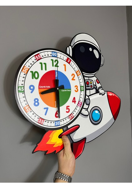 Sevimli Astronot Montessori Çocuk Odası Eğitici Ahşap Duvar Saati - Sessiz Mekanizma, Şık Tasarım modelleri