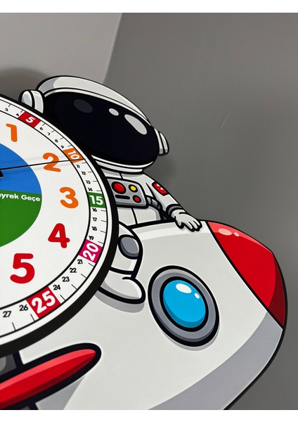 Sevimli Astronot Montessori Çocuk Odası Eğitici Ahşap Duvar Saati - Sessiz Mekanizma, Şık Tasarım fırsatları