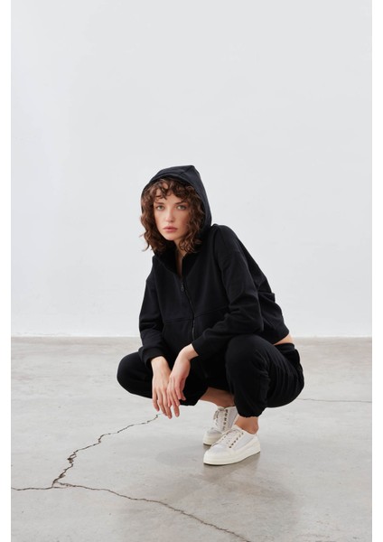 Kadın Pamuklu Üç Iplik Cepli Kapişonlu Uzun Kollu Sweatshirt