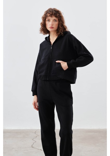 Kadın Pamuklu Üç Iplik Cepli Kapişonlu Uzun Kollu Sweatshirt