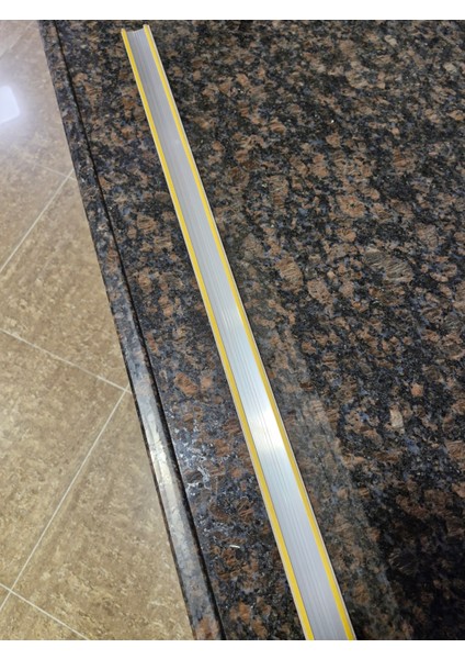 Parke Eşik Çıtası Kendinden Yapışkanlı Bodrum Renkli Alüminyum Profil 90 Cm/3 Adet.