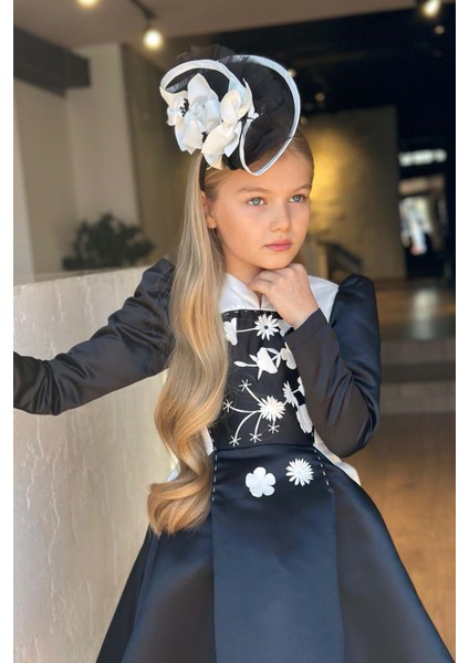 Kız Çocuk Sırtı Fermuar Detaylı Beyaz Renk Göğsü Papatya Detaylı Karpuz Kol Cepli Siyah Elbise modelleri