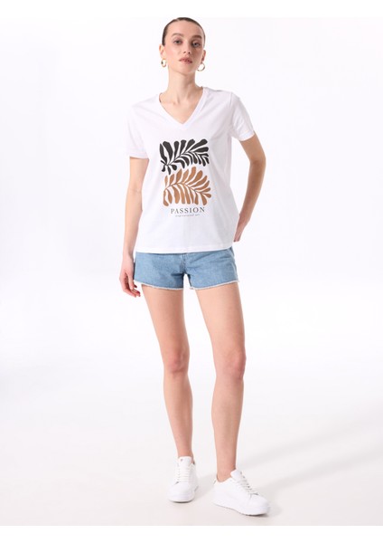 V Yaka Baskılı Beyaz Kadın T-Shirt F5SL-TST0452 modelleri