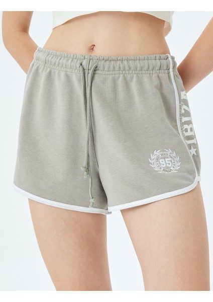 Beli Bağcıklı Kolej Nakışlı Biyeli Mini Şort