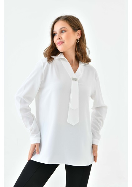 Beyaz Oversize Uzun Kollu Bluz – Taş Tokalı Fular Detaylı Şık Tasarım