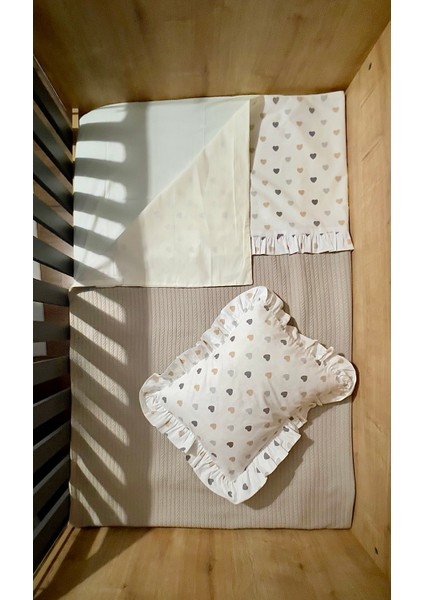Bebek %100 Pamuk Çift Taraflı Pike ve Poplin Fırfırlı Nevresim Takımı _Pike Hasır Bej/Poplin Kalp desen_100*150
