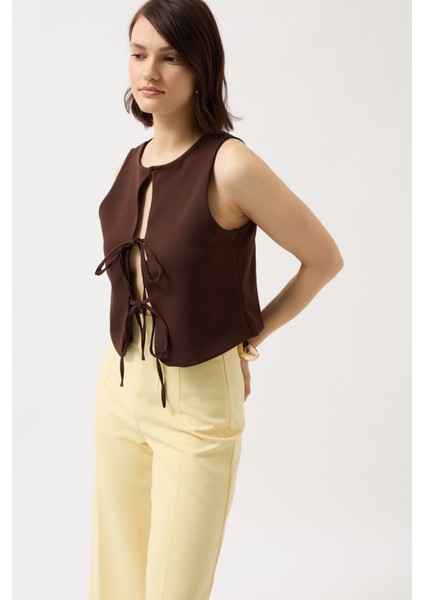 Bağcık Detay Dekolte Kahverengi Bluz fırsatları