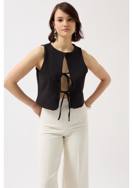 Bağcık Detay Dekolte Siyah Bluz