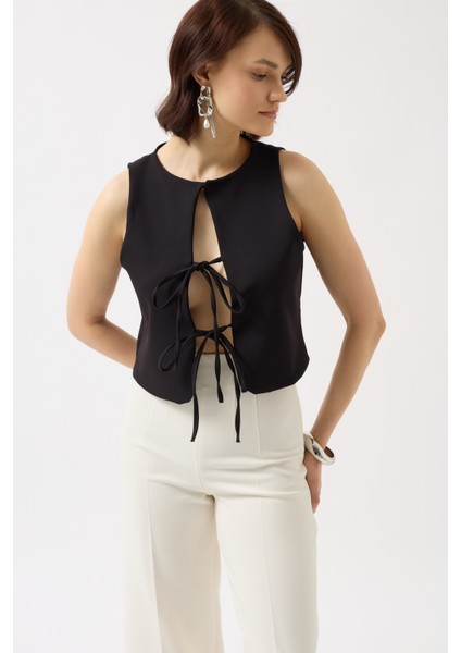 Bağcık Detay Dekolte Siyah Bluz modelleri