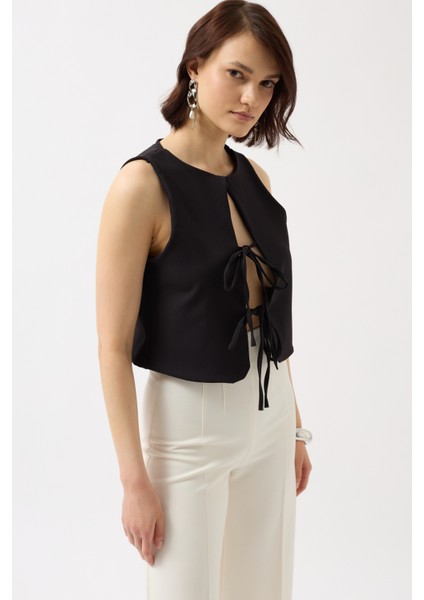 Bağcık Detay Dekolte Siyah Bluz fırsatları