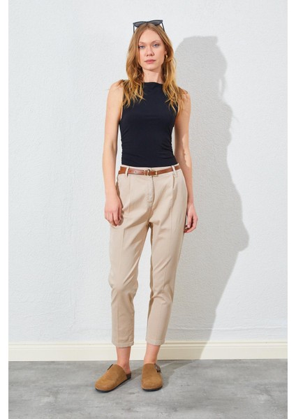 Kadın Taş Yan Cepli Havuç Paça Deri Kemerli Gabardin Pantolon