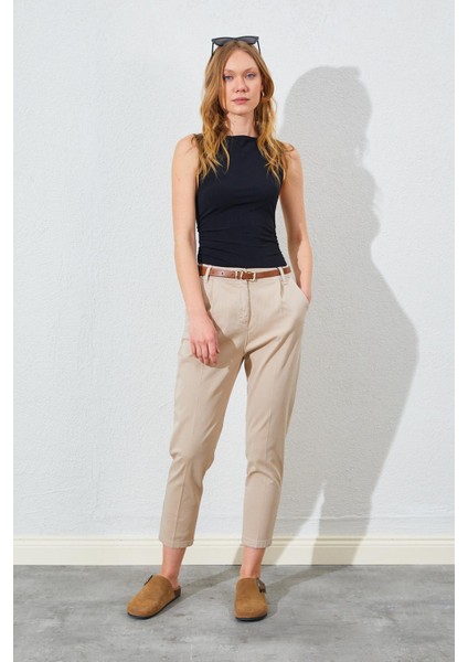 Kadın Taş Yan Cepli Havuç Paça Deri Kemerli Gabardin Pantolon fiyatları