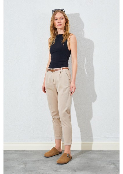 Kadın Taş Yan Cepli Havuç Paça Deri Kemerli Gabardin Pantolon indirimleri