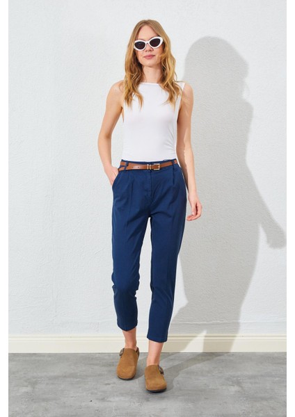 Kadın Lacivert Yan Cepli Havuç Paça Deri Kemerli Gabardin Pantolon
