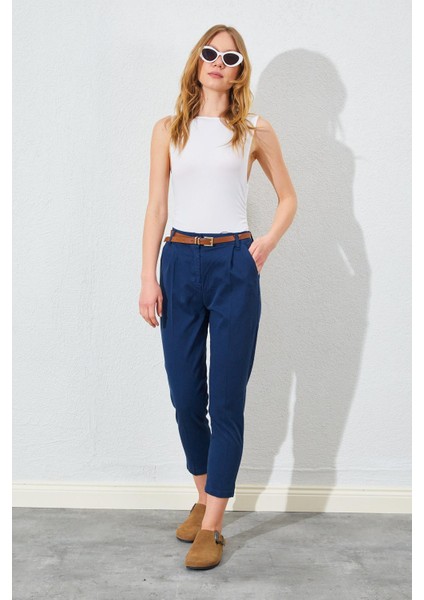 Kadın Lacivert Yan Cepli Havuç Paça Deri Kemerli Gabardin Pantolon fiyatları