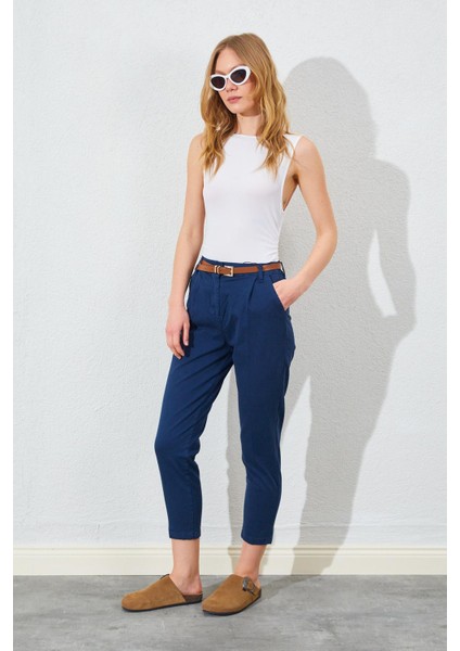 Kadın Lacivert Yan Cepli Havuç Paça Deri Kemerli Gabardin Pantolon modelleri