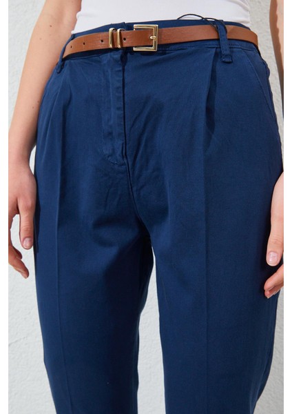 Kadın Lacivert Yan Cepli Havuç Paça Deri Kemerli Gabardin Pantolon fırsatları