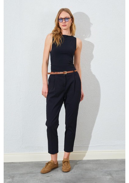Kadın Siyah Yan Cepli Havuç Paça Deri Kemerli Gabardin Pantolon