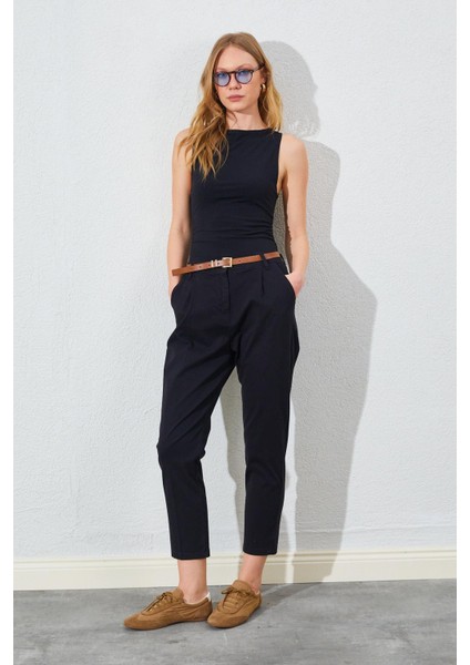 Kadın Siyah Yan Cepli Havuç Paça Deri Kemerli Gabardin Pantolon fiyatları