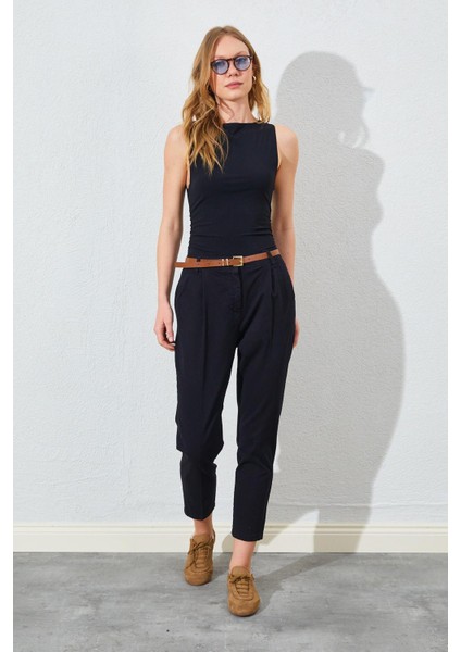 Kadın Siyah Yan Cepli Havuç Paça Deri Kemerli Gabardin Pantolon modelleri