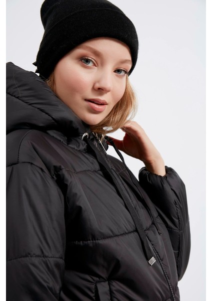 Kadın Siyah Geniş Kesim Oversize Kapüşonlu Şişme Mont
