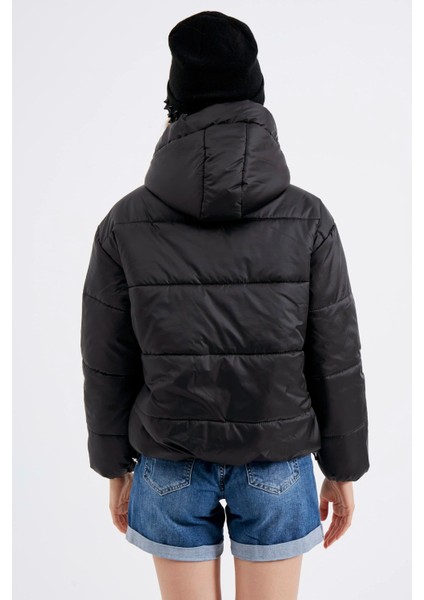 Kadın Siyah Geniş Kesim Oversize Kapüşonlu Şişme Mont