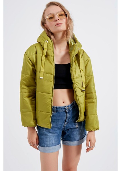 Kadın Açık Yeşil Geniş Kesim Oversize Kapüşonlu Şişme Mont