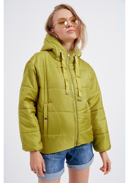 Kadın Açık Yeşil Geniş Kesim Oversize Kapüşonlu Şişme Mont modelleri
