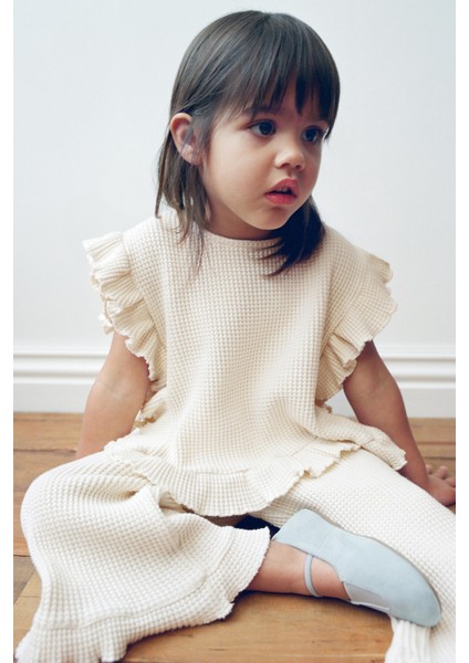 Kız Çocuk Ekru Fırfır Detaylı İpek Gofre Takım – Şık ve Konforlu