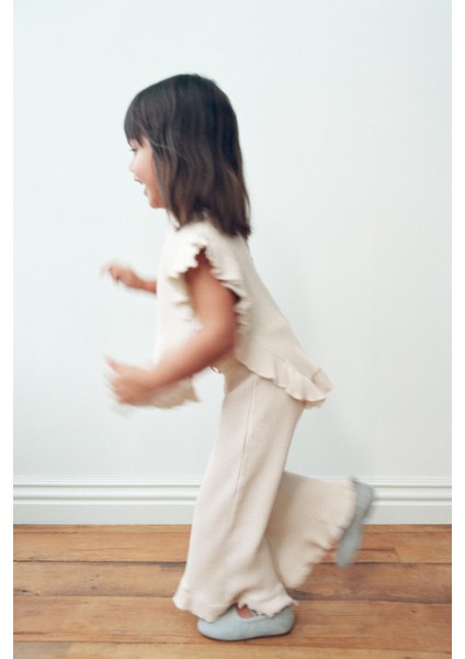 Kız Çocuk Ekru Fırfır Detaylı İpek Gofre Takım – Şık ve Konforlu