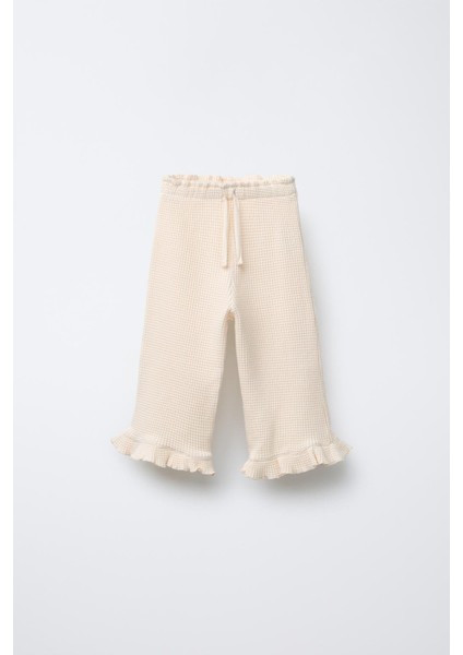 Kız Çocuk Ekru Fırfır Detaylı İpek Gofre Takım – Şık ve Konforlu