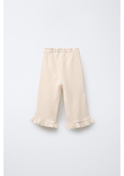 Kız Çocuk Ekru Fırfır Detaylı İpek Gofre Takım – Şık ve Konforlu