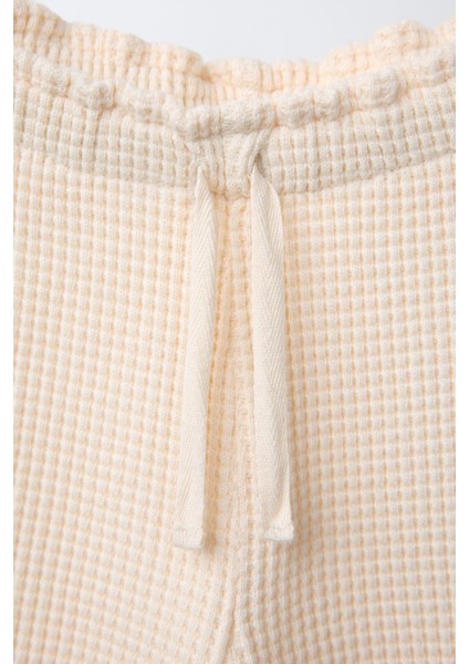 Kız Çocuk Ekru Fırfır Detaylı İpek Gofre Takım – Şık ve Konforlu