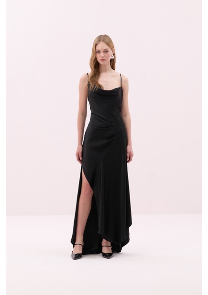 Degaje Yaka Yırtmaçlı Krep Saten Maksi Boy Elbise Siyah Y2511314_001