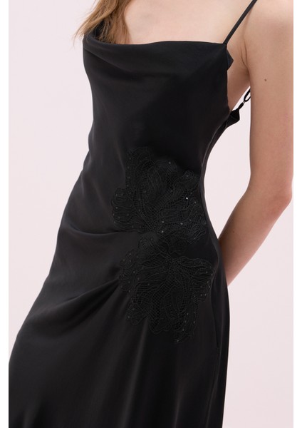 Degaje Yaka Yırtmaçlı Krep Saten Maksi Boy Elbise Siyah Y2511314_001 modelleri