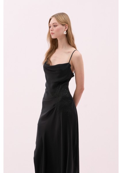 Degaje Yaka Yırtmaçlı Krep Saten Maksi Boy Elbise Siyah Y2511314_001 fırsatları