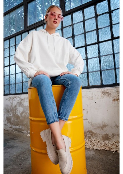 Kadın Beyaz Kapüşonlu Kanguru Cepli Sweatshirt