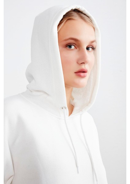 Kadın Beyaz Kapüşonlu Kanguru Cepli Sweatshirt indirimleri