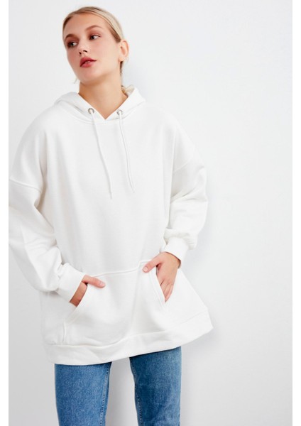 Kadın Beyaz Kapüşonlu Kanguru Cepli Sweatshirt