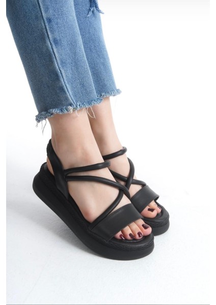 BA04577 Siyah Kadın Çapraz Borulu Yumuşak Tabanlı 5 cm Sandalet - 36