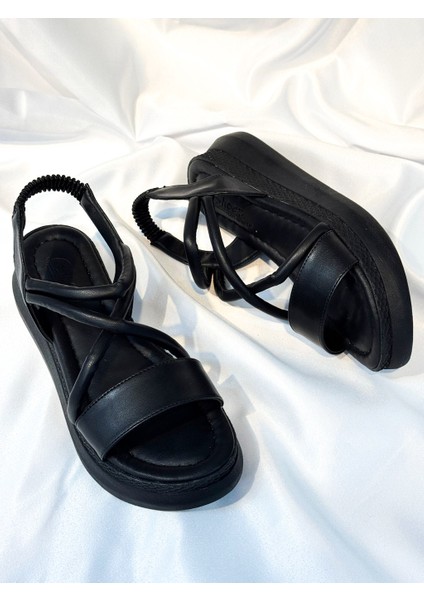 BA04577 Siyah Kadın Çapraz Borulu Yumuşak Tabanlı 5 cm Sandalet - 36