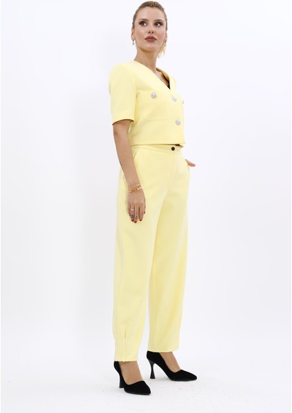 V Yaka Kısa Ceket & Paçası Pileli Pantolon-Sarı modelleri