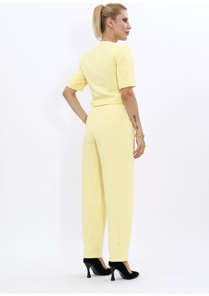 V Yaka Kısa Ceket & Paçası Pileli Pantolon-Sarı fırsatları