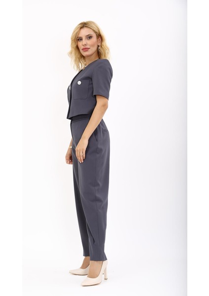 V Yaka Kısa Ceket & Paçası Pileli Pantolon-Füme fiyatları