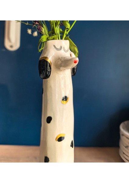 Seramik El Yapımı Beyaz Üzerine Siyah Benekli Altın Yaldız Detaylı 22CM x 7cm Boyutunda Sevimli Köpek Detaylı Vazo, Köpek Figürlü Biblo fiyatları
