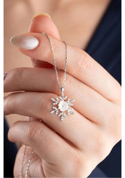 Kar Tanesinde Açan Manolya Çiçeği Sedefli 925 Ayar Gümüş Kadın Kolye