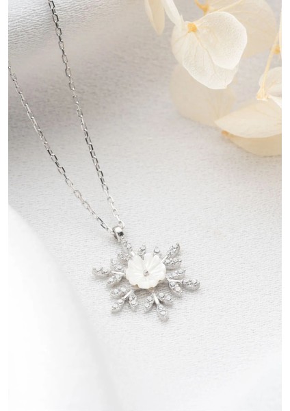 Kar Tanesinde Açan Manolya Çiçeği Sedefli 925 Ayar Gümüş Kadın Kolye modelleri