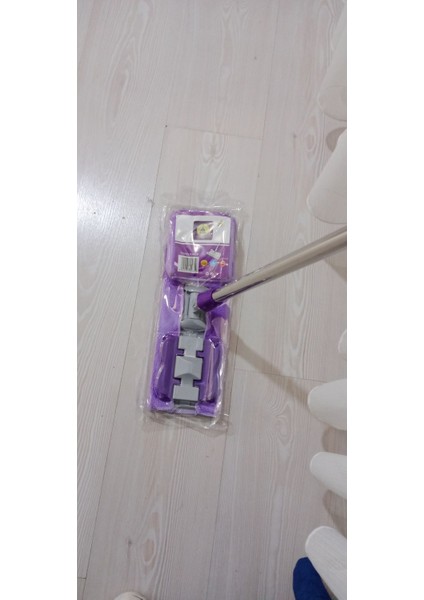 Mor mandallı mop seti, temizlikte pratik ve şık kullanım sağlar.