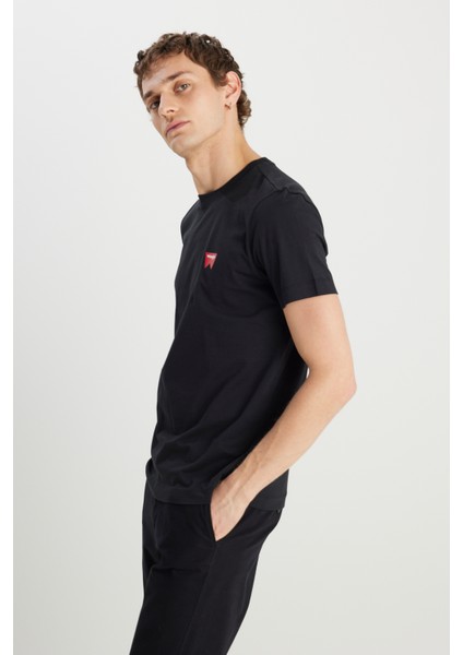 %100 Pamuk Regular Fit Normal Kesim Minimal Logo Siyah Tişört