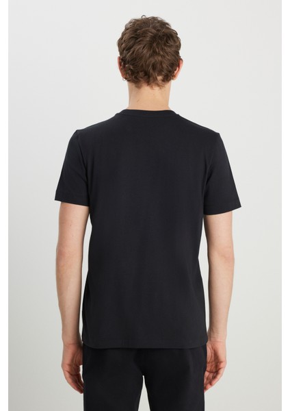 %100 Pamuk Regular Fit Normal Kesim Minimal Logo Siyah Tişört